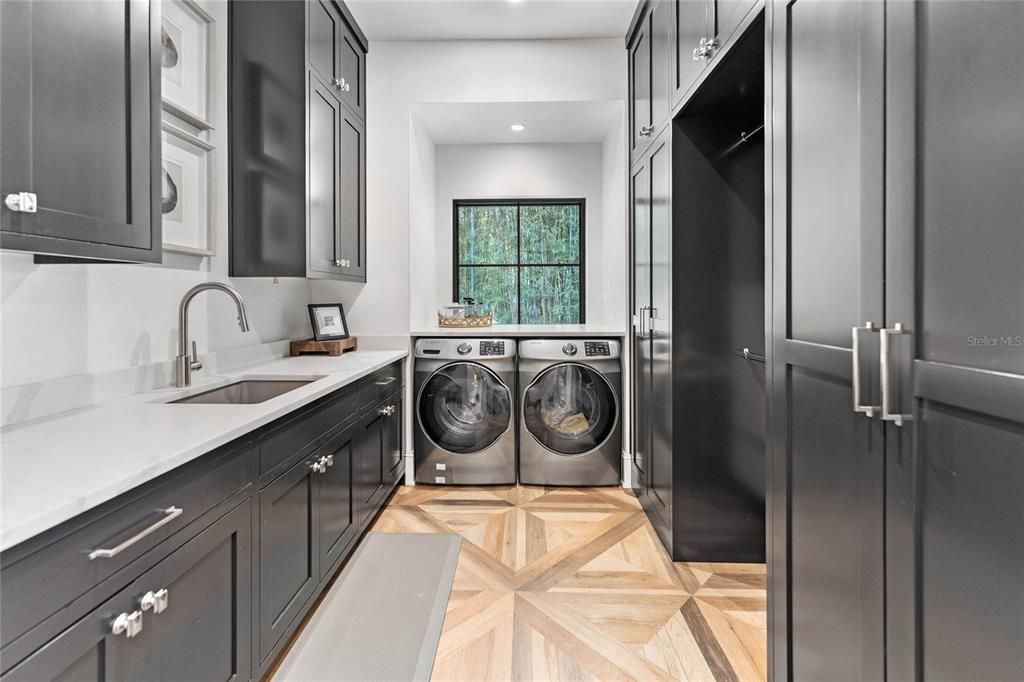 Interior, Recessed Lighting, Washer, Wood Texture Flooring