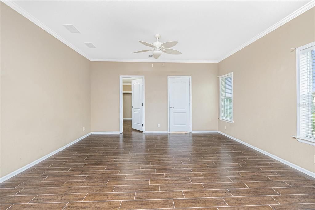 Empty room, Interior