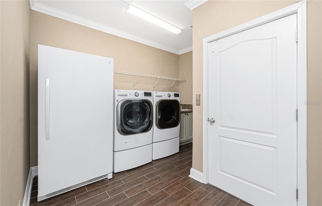 Interior, Washer, Wood Texture Flooring