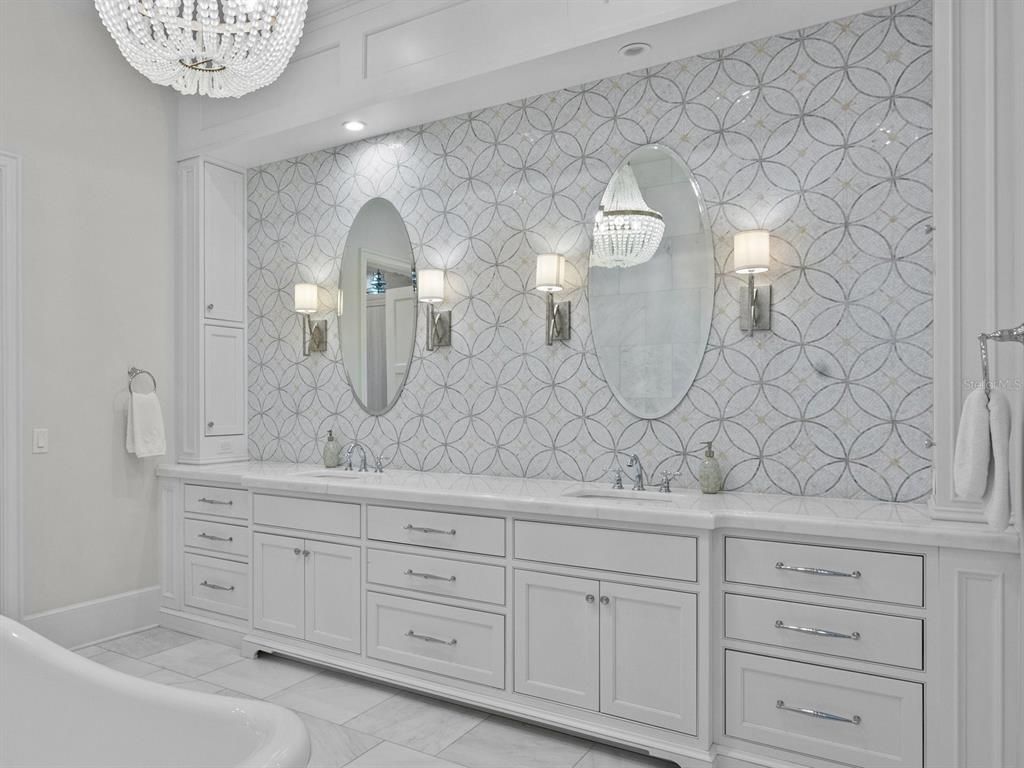 Bathroom, Dual Sink Vanities, Interior, Recessed Lighting