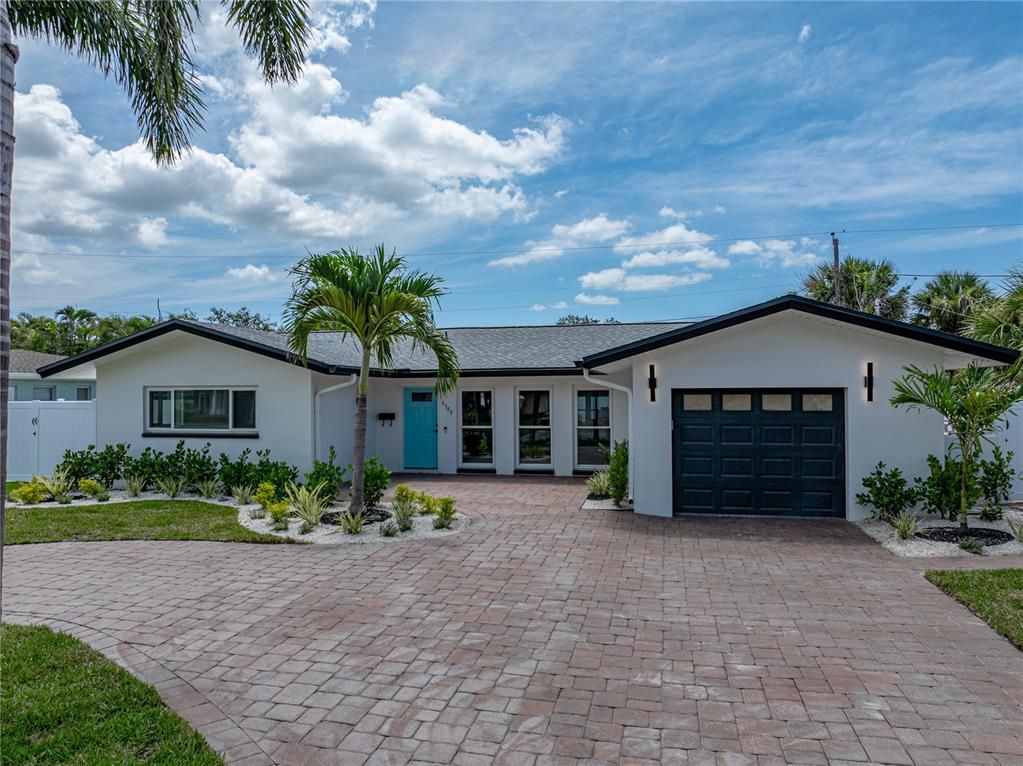 Attached, Exterior, Facade, Ranch