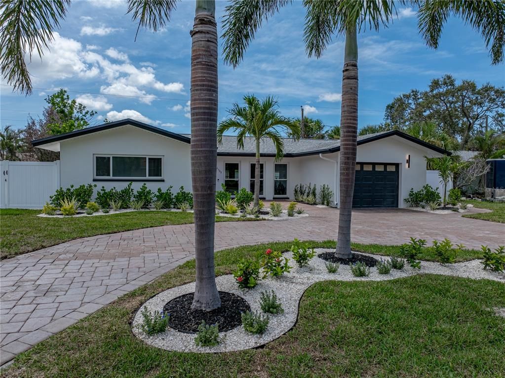 Attached, Exterior, Facade, Ranch
