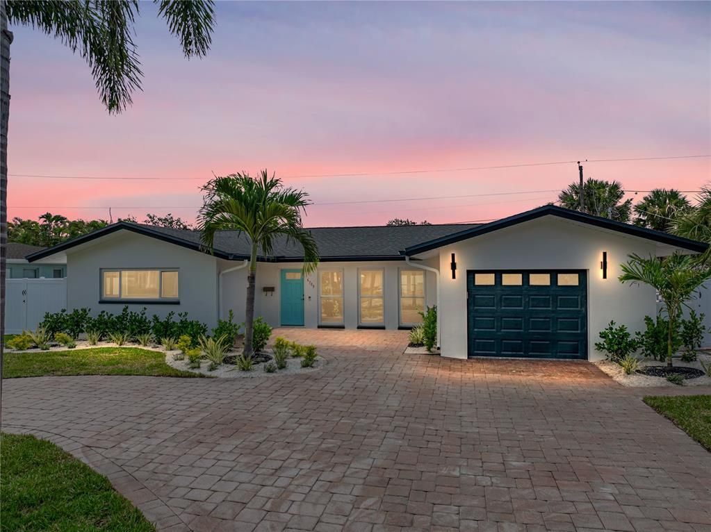Attached, Exterior, Facade, Ranch