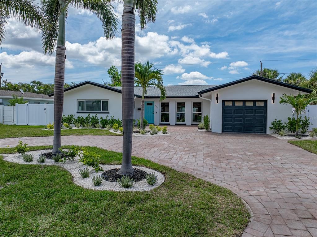 Attached, Exterior, Facade, Ranch