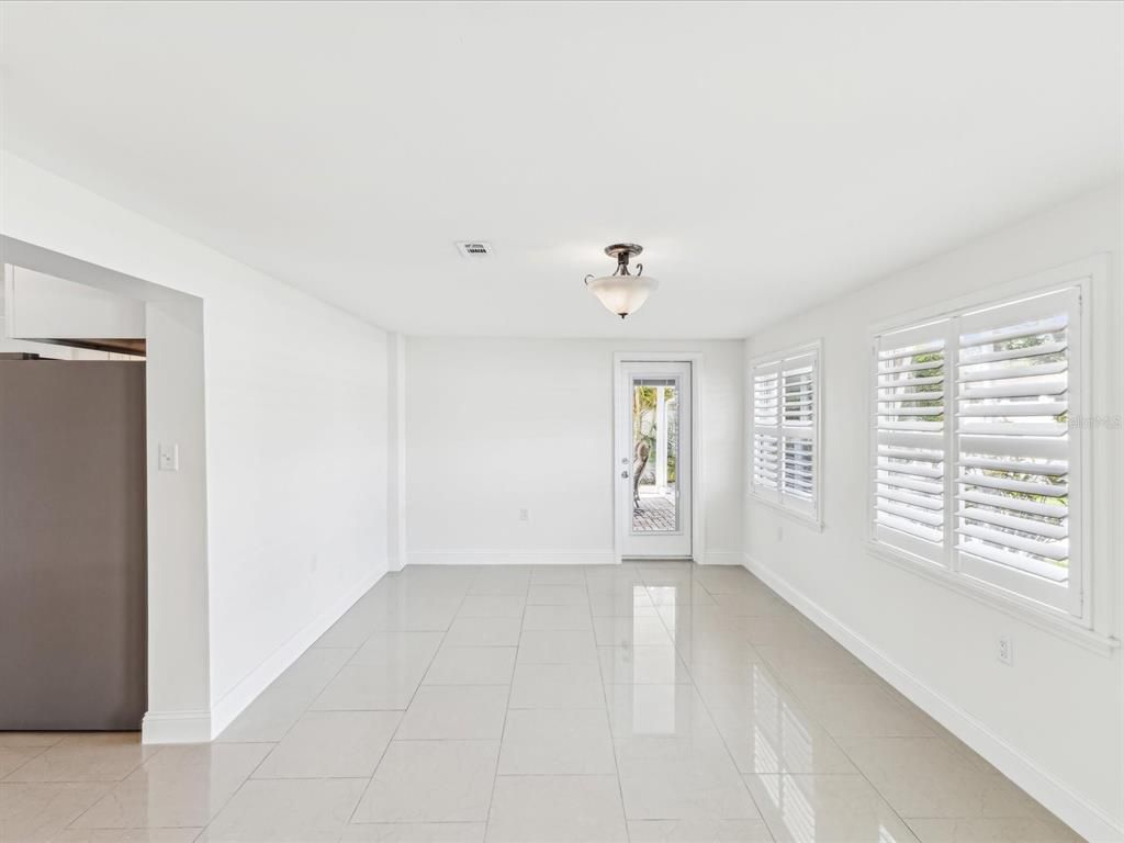 Empty room, Interior