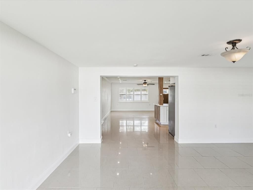 Empty room, Interior