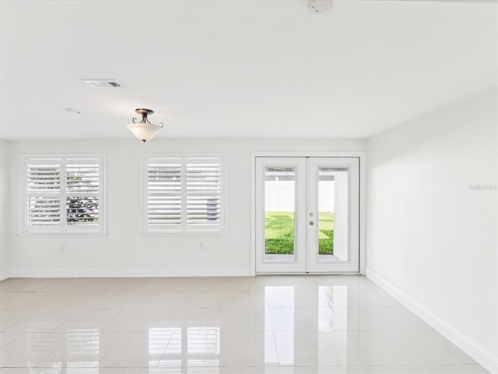 Empty room, Interior