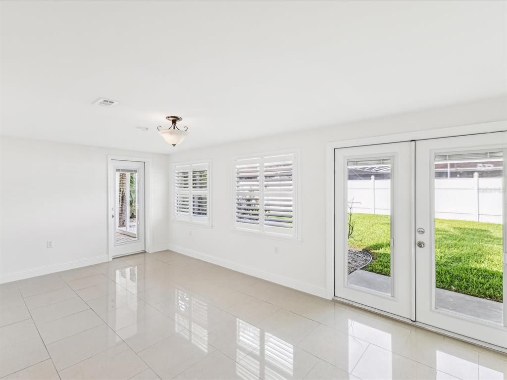 Empty room, Interior