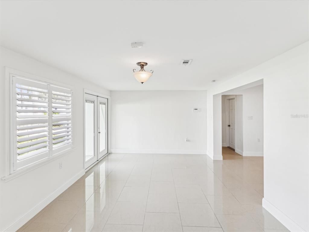 Empty room, Interior