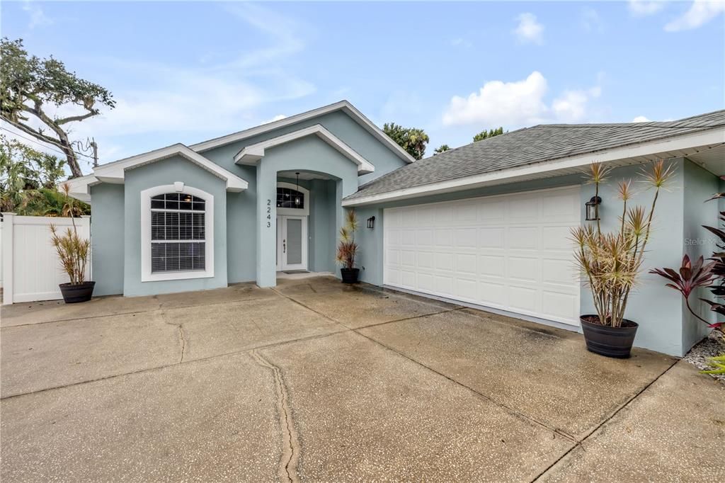 Attached, Exterior, Facade, Ranch