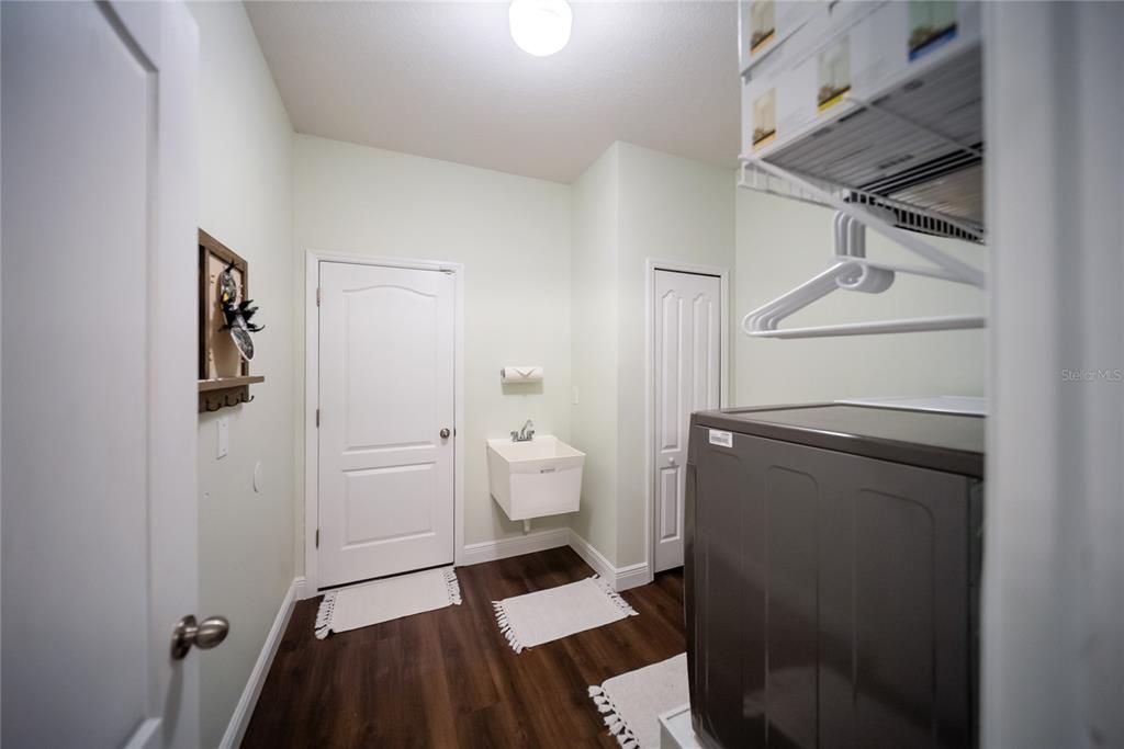 Interior, Washer, Wood Texture Flooring