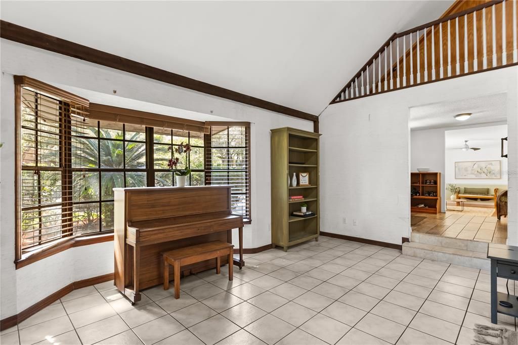 Interior, Piano