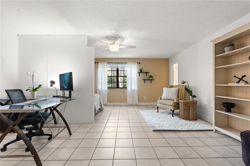 Home Office, Interior