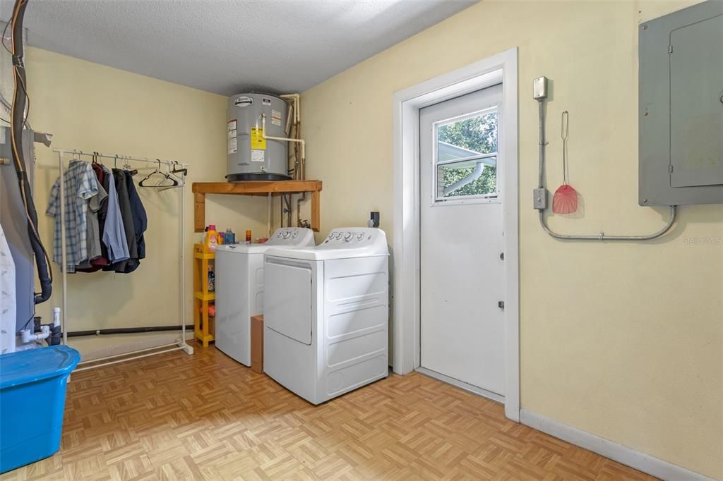 Interior, Washer, Wood Texture Flooring