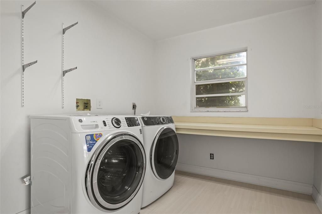 Interior, Washer, Wood Texture Flooring