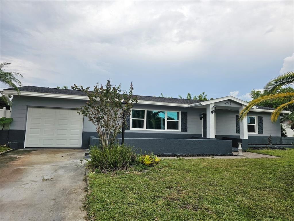 Attached, Exterior, Facade, Ranch