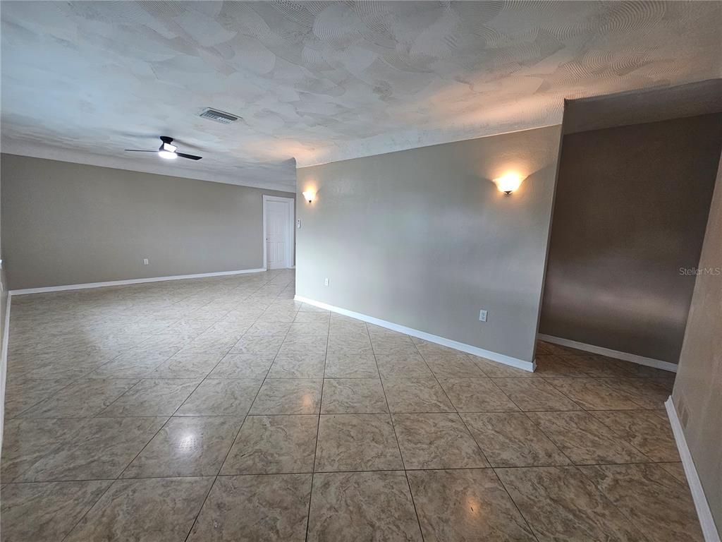 Empty room, Interior