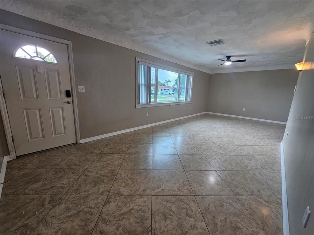 Empty room, Interior