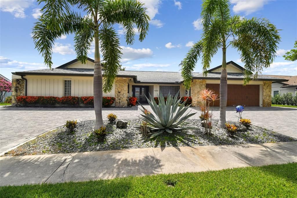 Attached, Exterior, Facade, Ranch