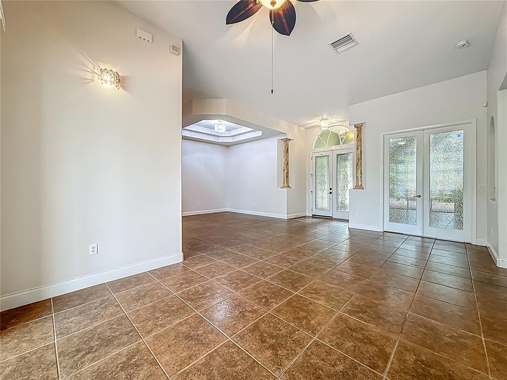 Empty room, Interior