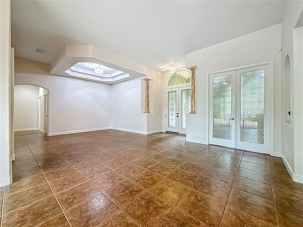 Empty room, Interior