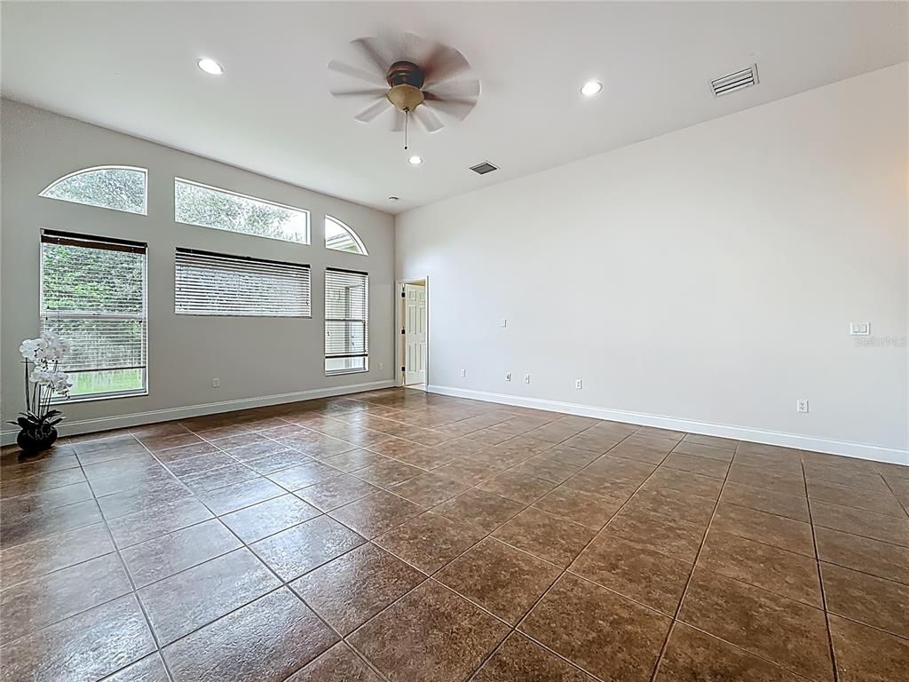 Empty room, Interior, Recessed Lighting