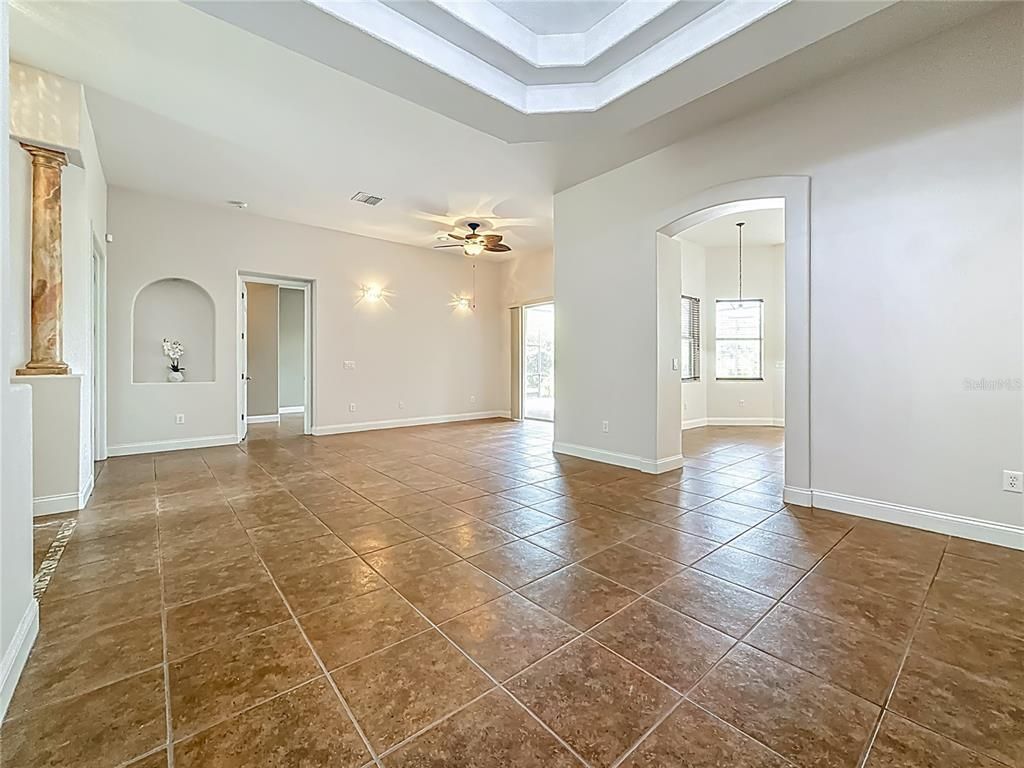 Empty room, Interior