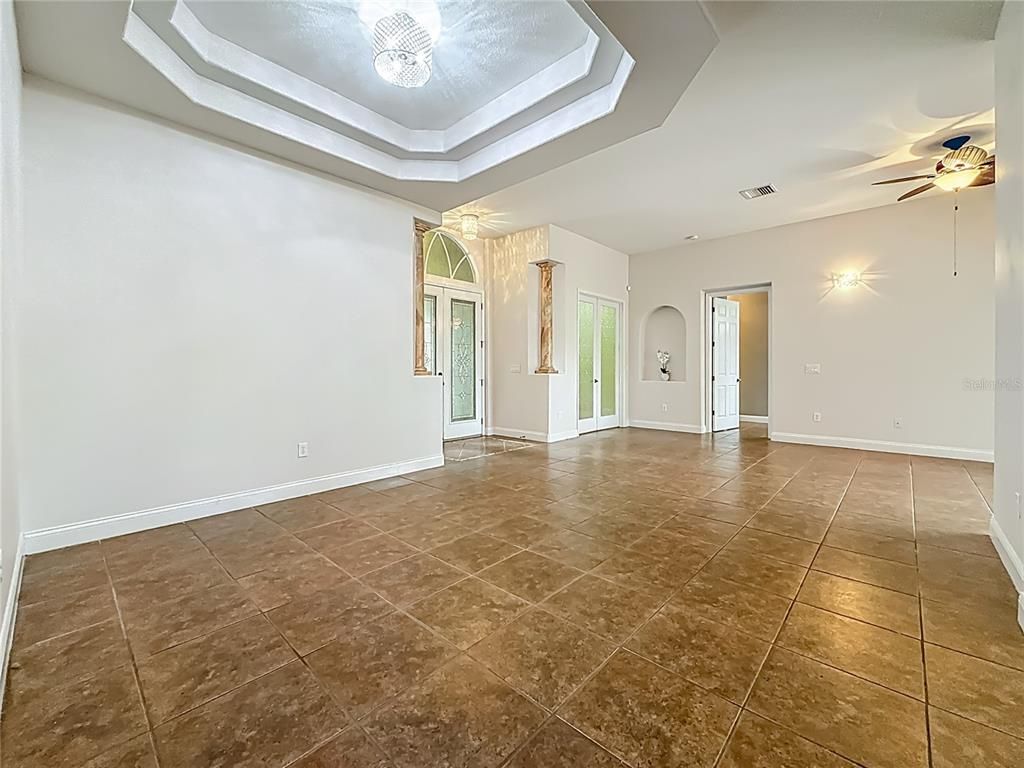 Empty room, Interior