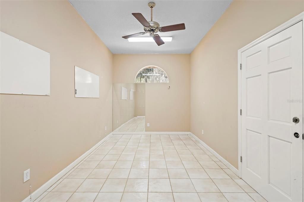Empty room, Interior