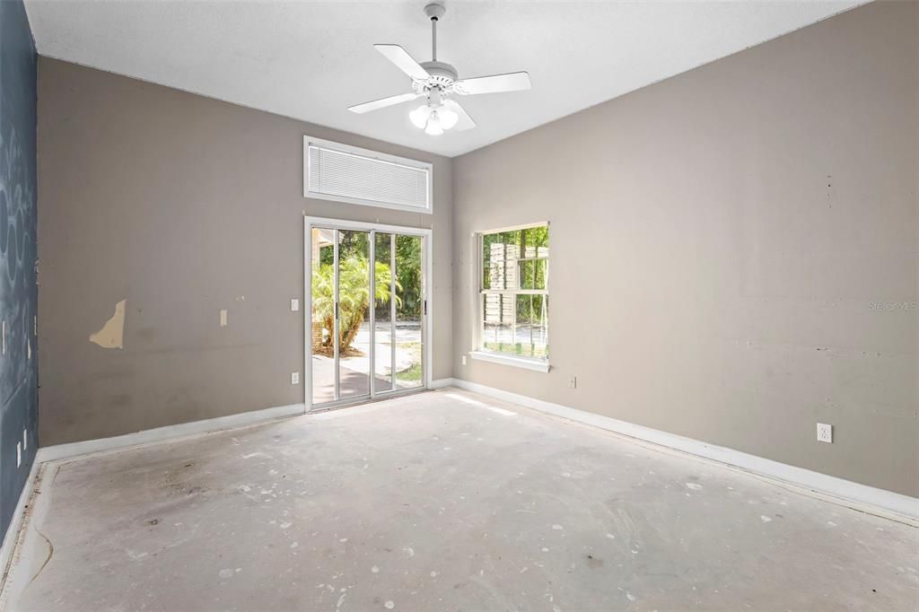 Empty room, Interior
