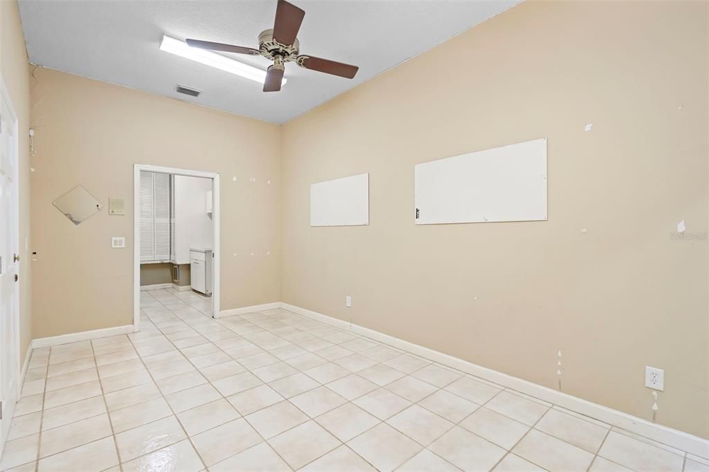 Empty room, Interior