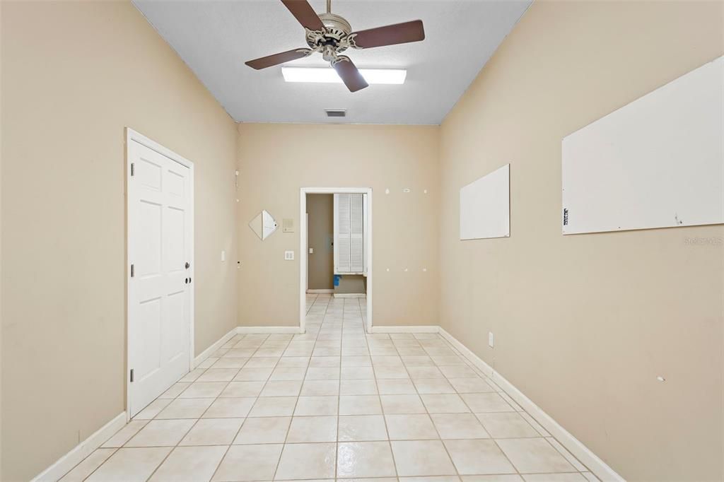 Empty room, Interior