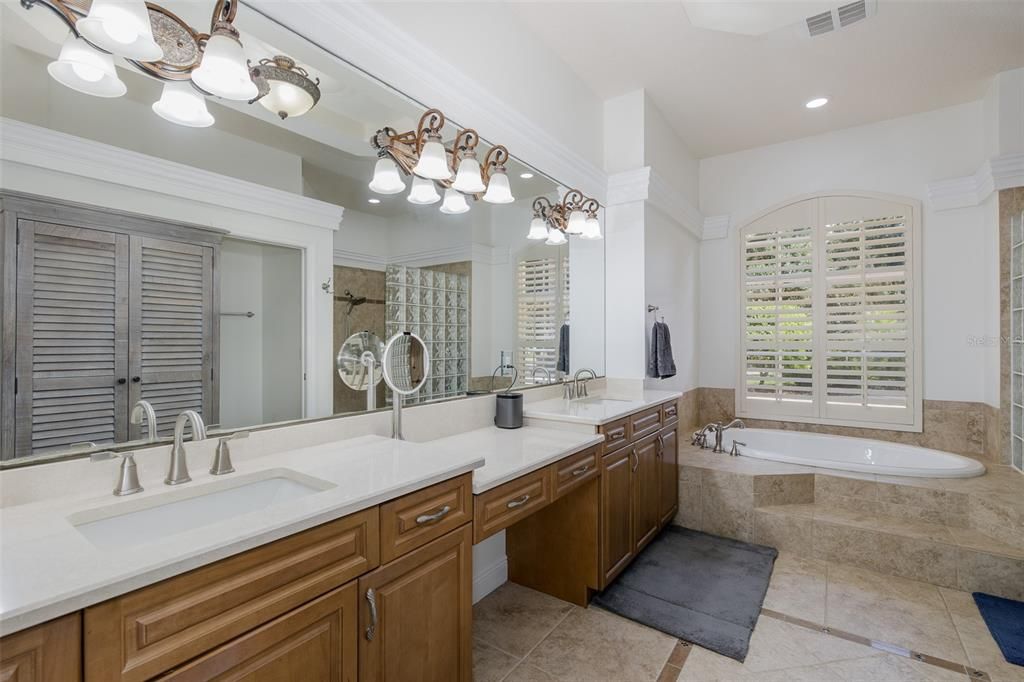 Bathroom, Dual Sink Vanities, Interior, Recessed Lighting