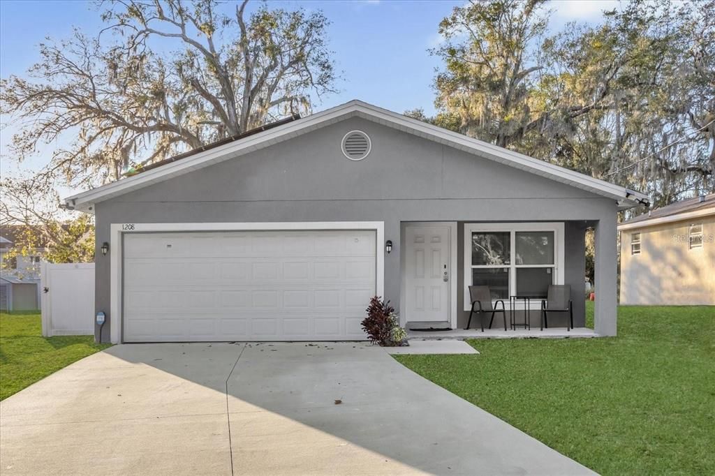 Attached, Exterior, Facade, Ranch