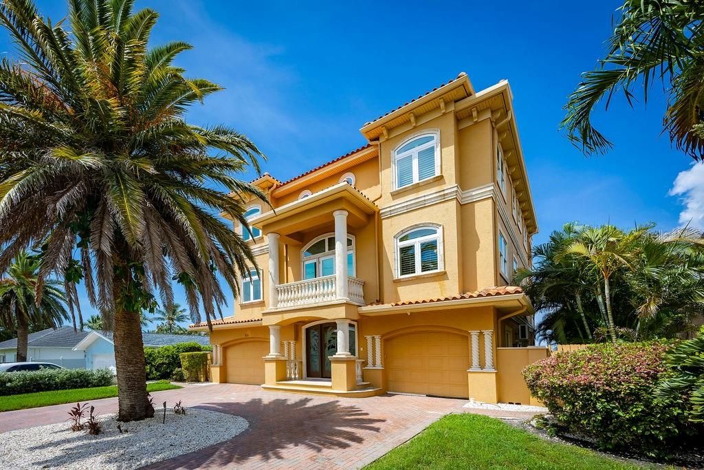 Attached, Exterior, Facade, Mediterranean