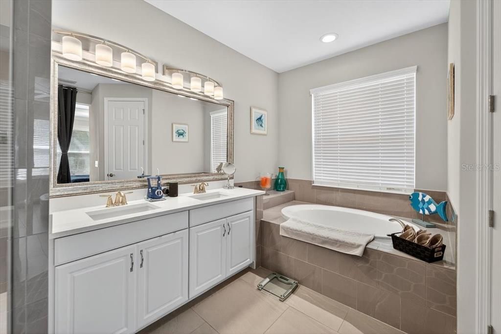 Bathroom, Dual Sink Vanities, Interior, Recessed Lighting
