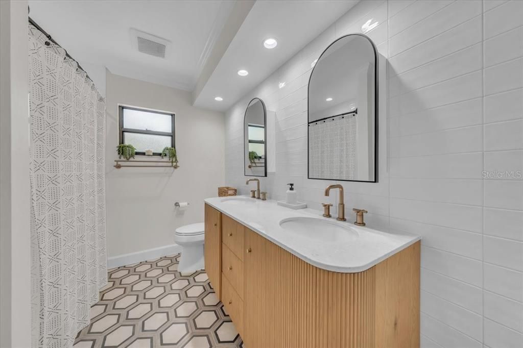 Bathroom, Dual Sink Vanities, Interior, Recessed Lighting
