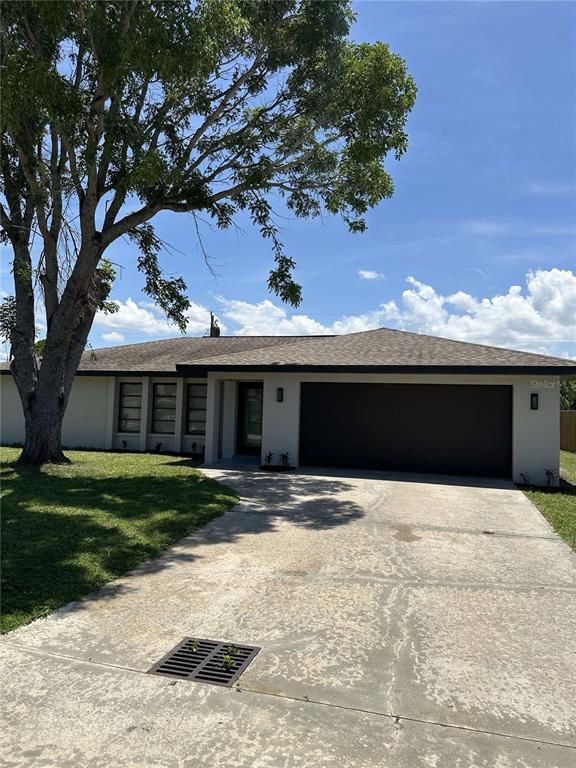 Attached, Exterior, Facade, Ranch