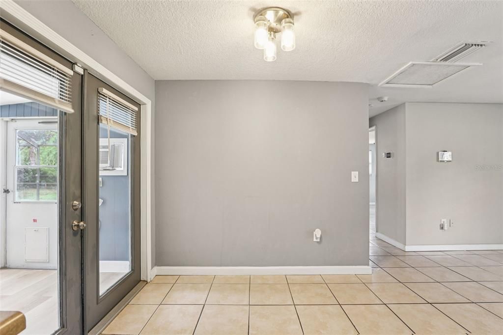 Empty room, Interior