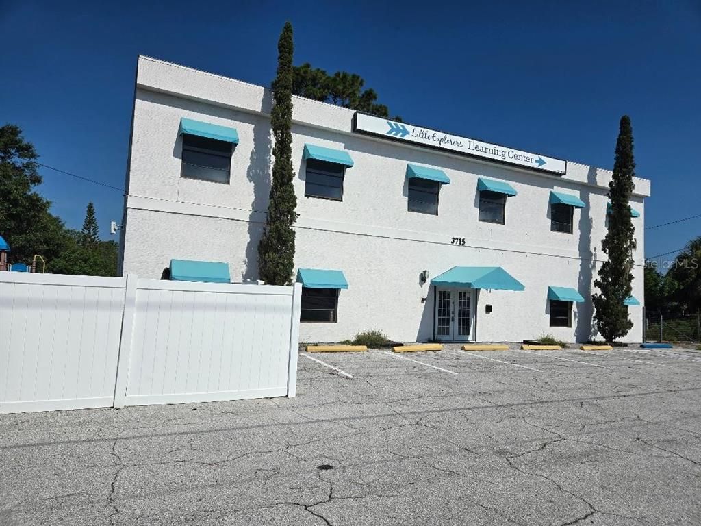 Exterior, Facade, Rowhouse