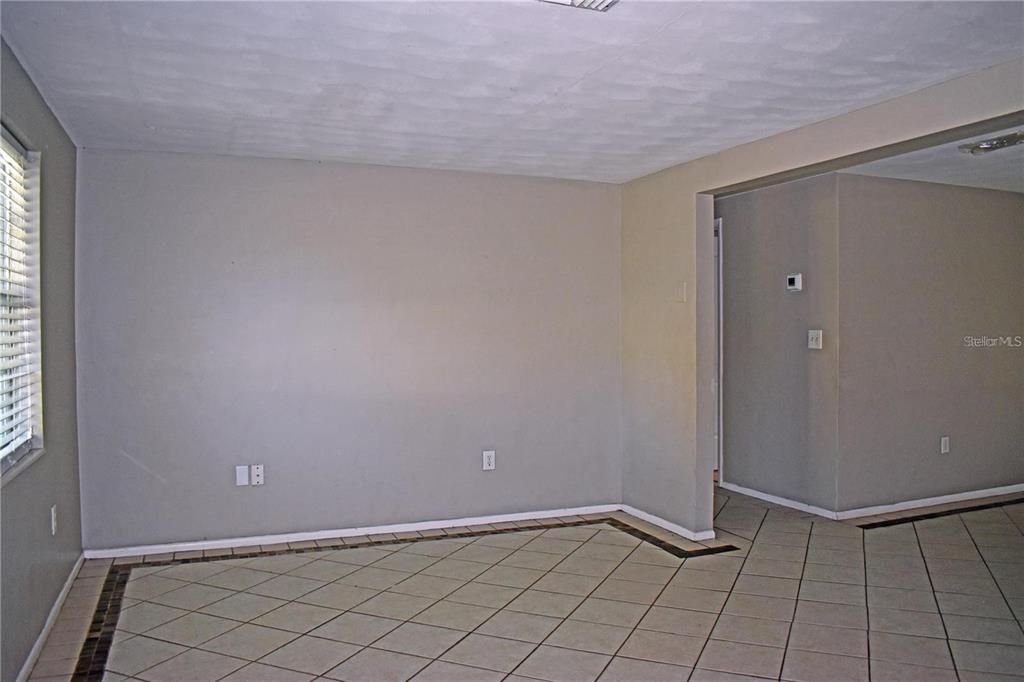 Empty room, Interior