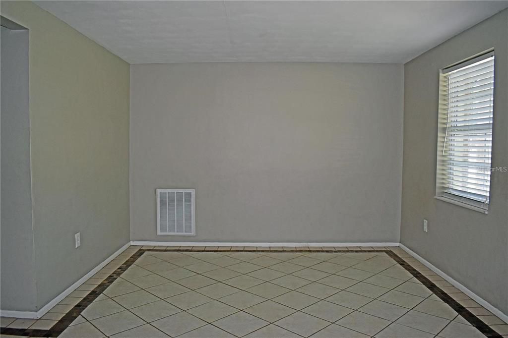 Empty room, Interior