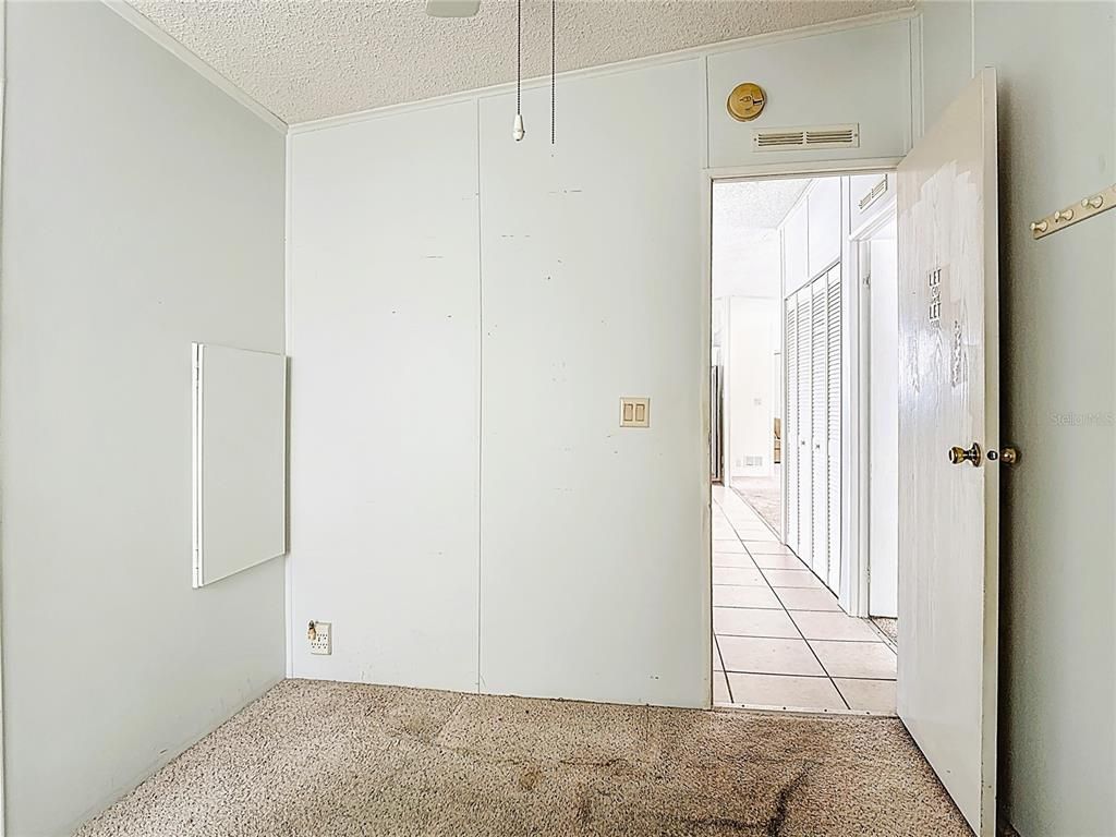 Empty room, Interior