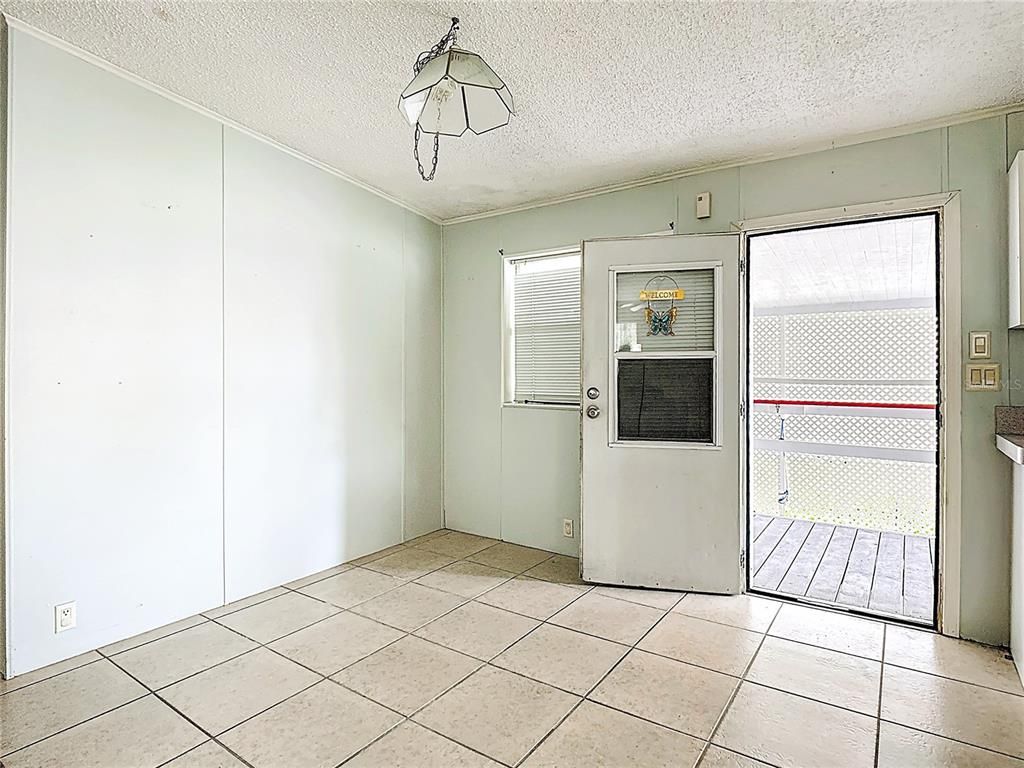 Empty room, Interior