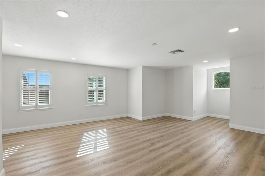 Empty room, Interior, Recessed Lighting, Wood Texture Flooring