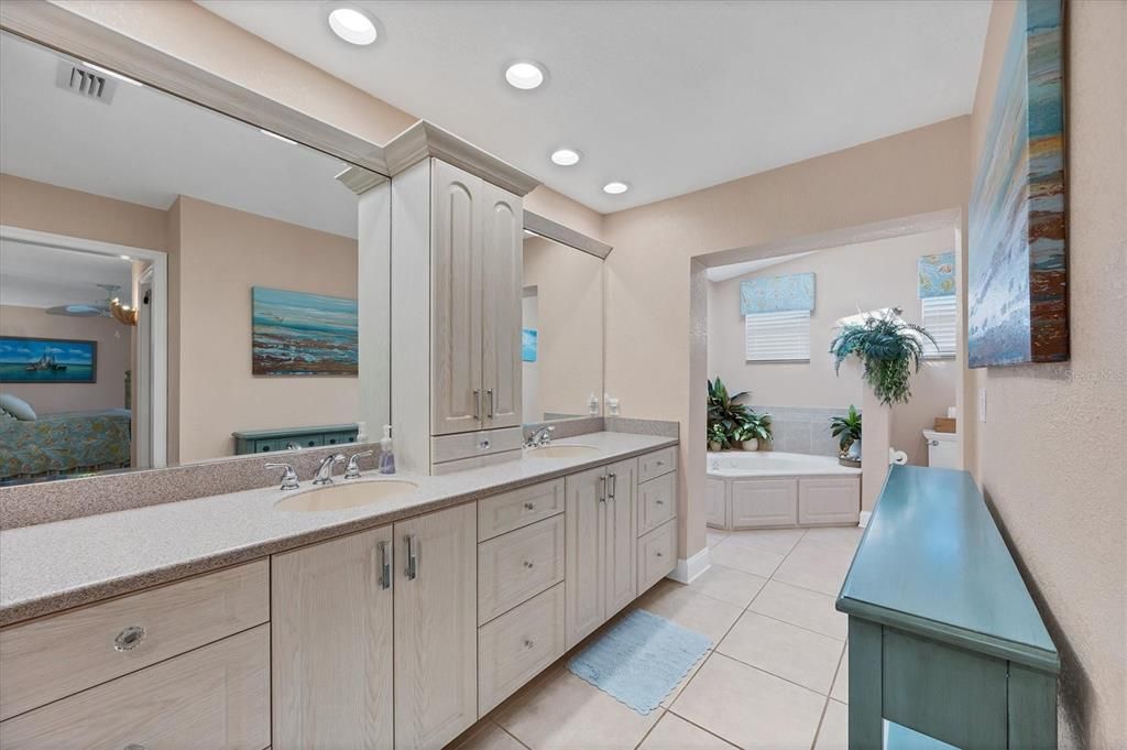 Bathroom, Dual Sink Vanities, Interior, Recessed Lighting