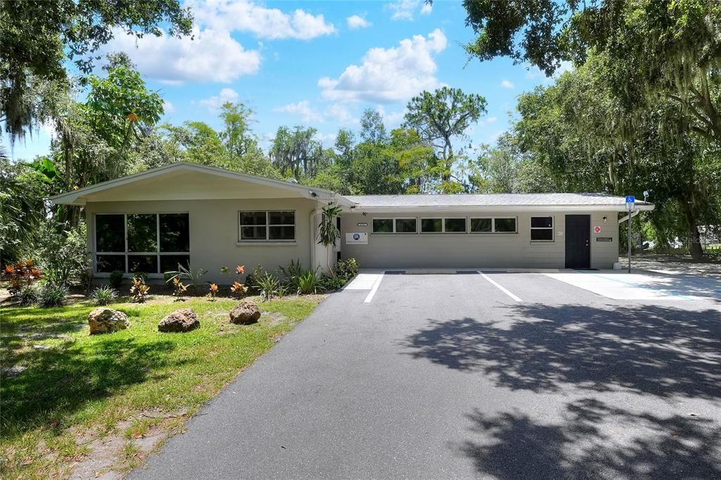 Attached, Exterior, Facade, Ranch