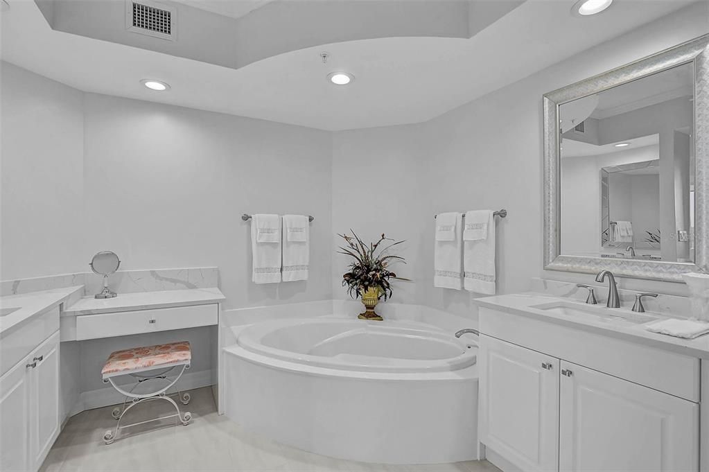 Bathroom, Dual Sink Vanities, Interior, Recessed Lighting