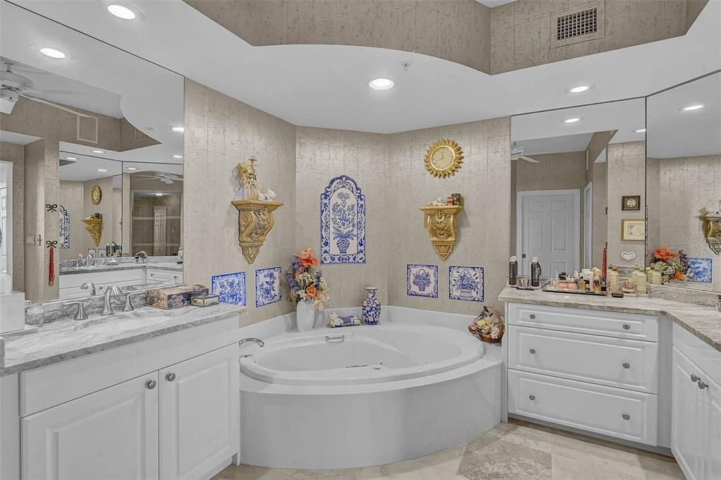 Bathroom, Dual Sink Vanities, Interior, Recessed Lighting