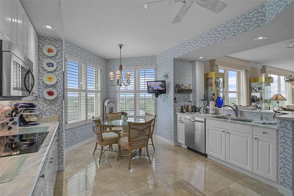 Chandelier, Dining room, Interior, Kitchen, Recessed Lighting, Stainless Steel Appliances